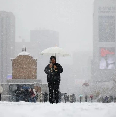 积雪超40厘米，首尔交通受阻