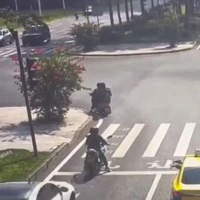 摩托司机斑马线等红绿灯时被撞身亡，警方通报