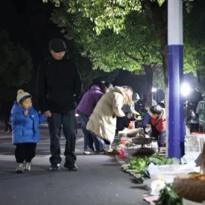 探访“县政府门前开夜市” | 用开放治理呵护“人间烟火气”