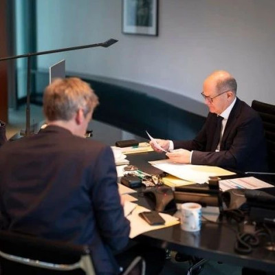 “抢在特朗普之前”，朔尔茨拨通电话