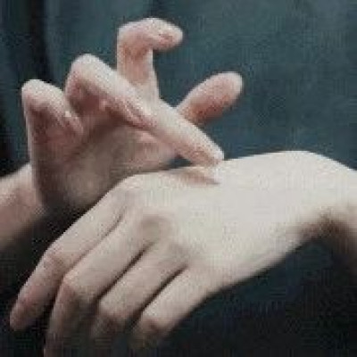 精致女人，手比脸嫩