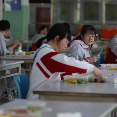 浙江立法！集中用餐的学校，应有校方人员陪餐