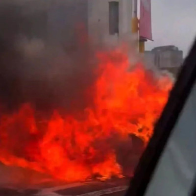 高架突发，整个车头在燃烧！最新消息