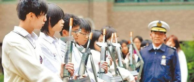 台湾家长慌了，台当局要把学生送上战场？