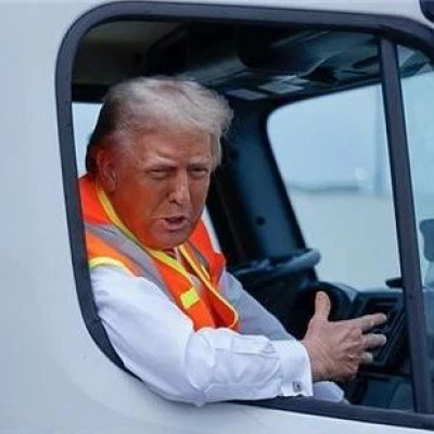 论整活还得是他，直接开了辆垃圾车…