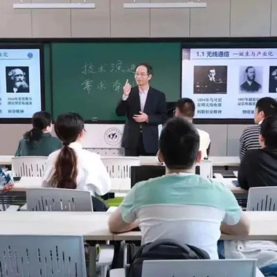 冲上热搜！大学课堂秒变追星现场