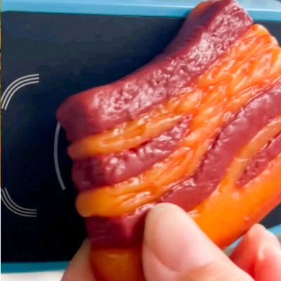 起猛了，有人刷“把子肉”坐公交？！