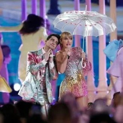 “霉霉”VS马斯克，影响美国大选的另一场战役