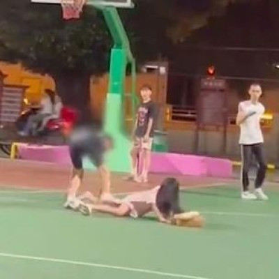 男孩球场飞踹女孩，警方：未满14岁不予处罚