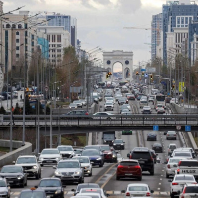 哈萨克斯坦95辆汽车连环相撞