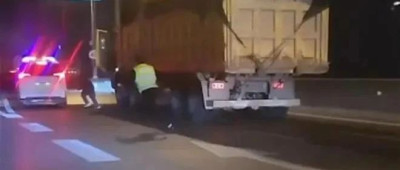 “货车司机坠桥身亡”，当地通报