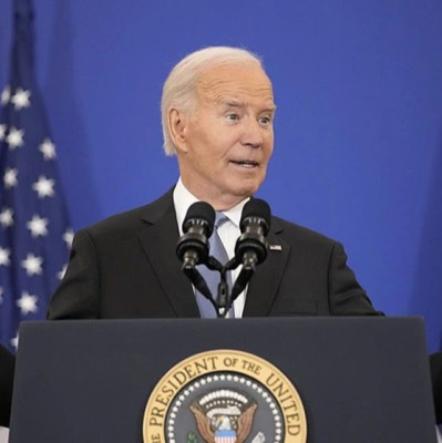 拜登：美国未来两艘航母将以克林顿和布什命名