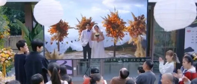 小区门口的快餐店，挤满了办婚礼的年轻人