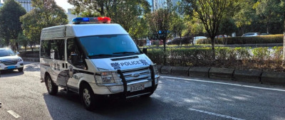 今日宣判！押送人贩余华英的囚车进入法院