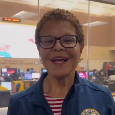 洛杉矶市长双手插兜、面露微笑谈山火，美网友怒了