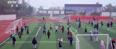 学生体育课被占，校长和老师吵了起来！