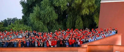 他们说：“第一次在现场，站了快一宿，就为了这一刻”！