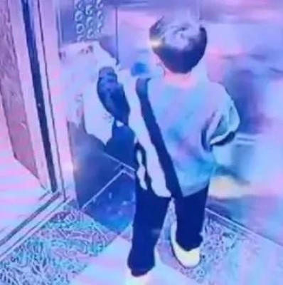 电梯突然冲顶致男童多处骨折！紧急提醒→