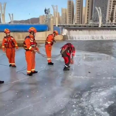 被困冰层下的冬泳爱好者，不幸遇难