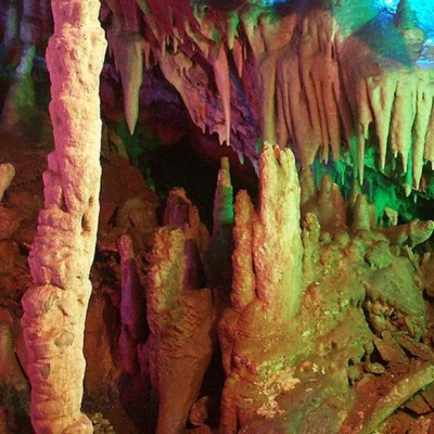 溶洞里满是被砸断的钟乳石碎块，如何保护？