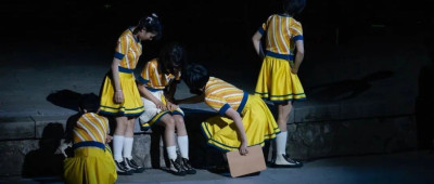 男性借烟借火，女性借止痛片和卫生巾