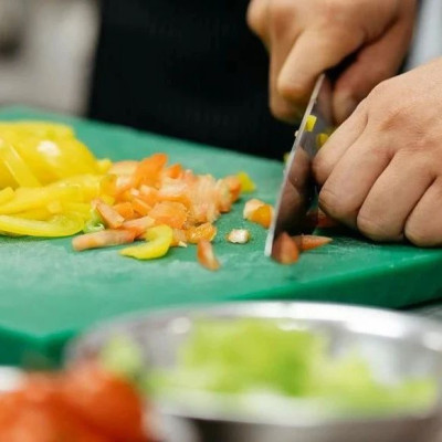 未按许可经营范围制售凉菜，中学食堂被罚5000元