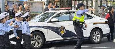 街头这一幕火了，比罚款更“社死”！网友：谁想出来的……