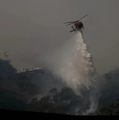 美政客用口水“喷”山火