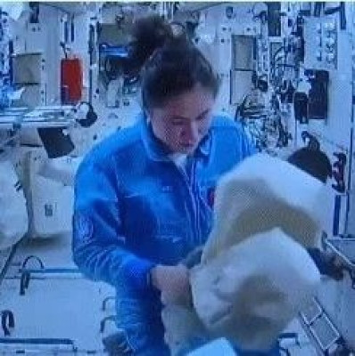 现场：神十九乘组开始“拆快递”