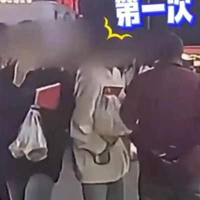 “59岁男子故意碰撞多名女生胸部”，警方通报