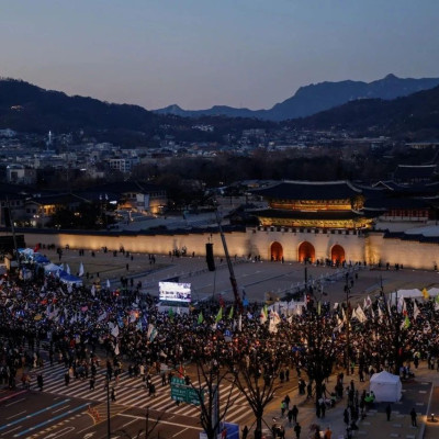 成千上万韩国人上街示威