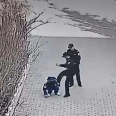 “警察踢小学生”处理了，校园霸凌也该调查了