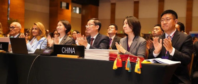 数十国代表上前祝贺，中方现场回礼