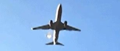 韩国客机“撞鸟”瞬间曝光