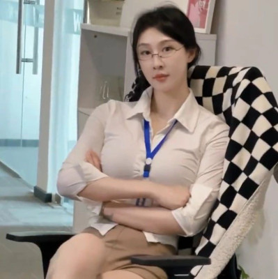 击剑冠军秦雪发穿着清凉视频引争议，已是百万粉丝网红