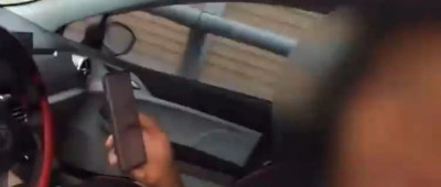 “有人在应急车道停车炒股”，警方提醒