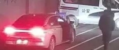 网约车冲进派出所，车上一箱百元大钞！什么情况？