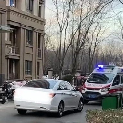 私家车不给救护车让路，致老人看病延误遗憾离世？当地警方通报