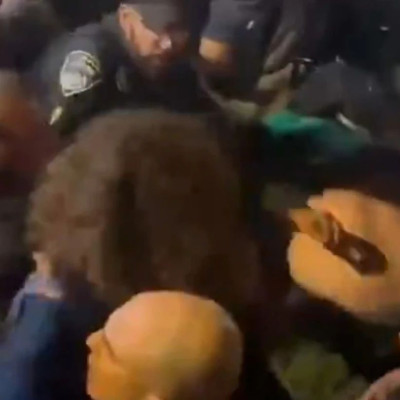 在内塔尼亚胡家门口，9人被捕