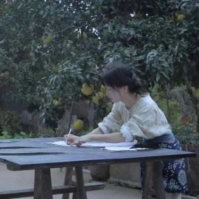 “当世界最需要李子柒的时候，她回来了”