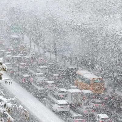 韩国遭遇百年罕见大暴雪，首都圈乱成一团