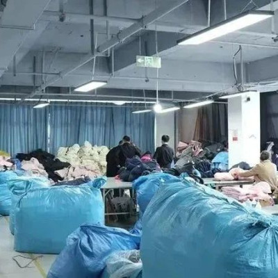 冲上热搜，羽绒服里不含“绒”？警方出手