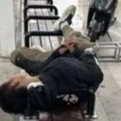 公园长椅被焊上钢管“防人睡觉”？官方通报