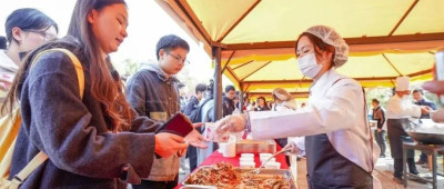 啥？大学生和老师一起摸鱼！