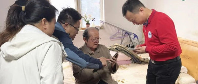 夹克穿了44年，88岁的他捐出200万