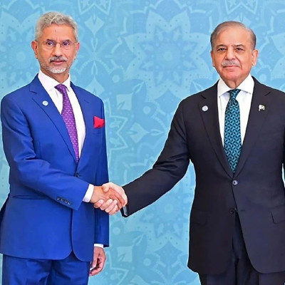 巴总理与印外长罕见握手