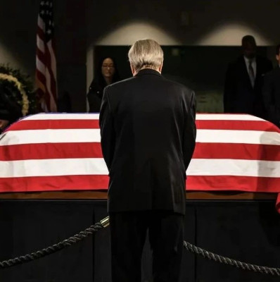 一大批美国前总统，前往参加国葬