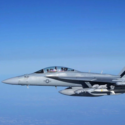 美军确认：两名飞行员死于坠机