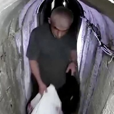 以军首次公布辛瓦尔生前地下隧道活动画面