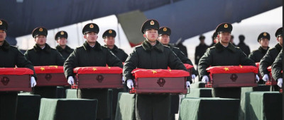 “我抱着的烈士棺椁很轻也很重……”